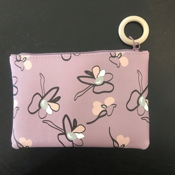 FREE Floral makeup pouch - Picture 2 of 3